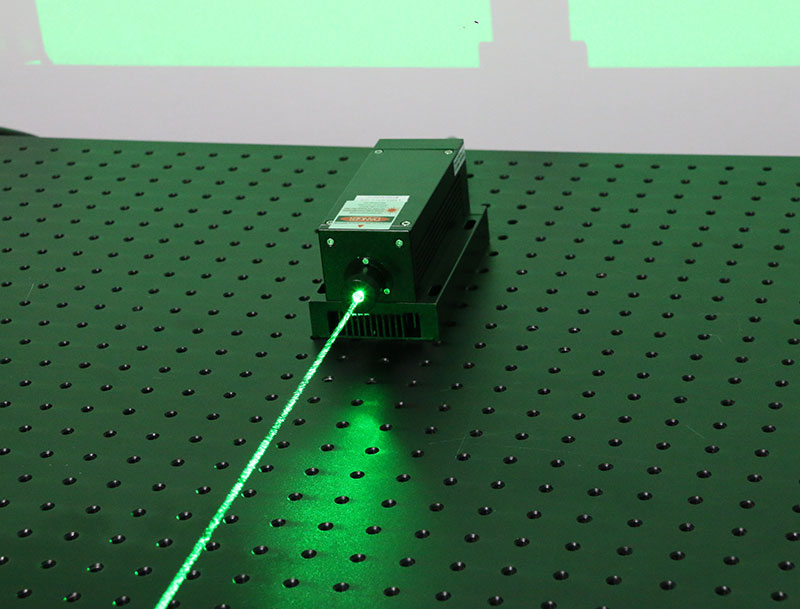 532nm 800mW DPSSレーザー ダイオード励起レーザー 緑色レーザービーム